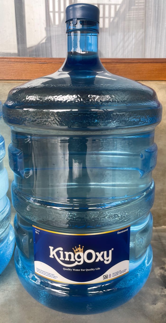 Galon KingOxy 19 liter dengan label navy dan mahkota emas
